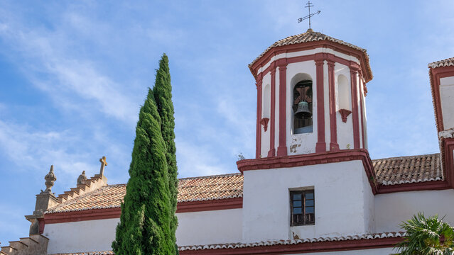 Detalle campanario de la iglesia de santa Cecilia del siglo XVII en la villa de Ronda, Espa&ntilde;a