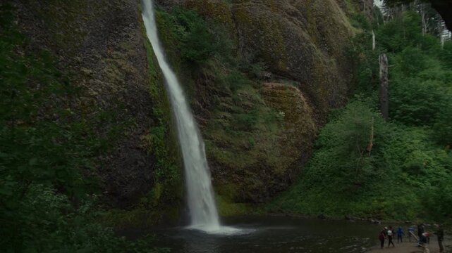 Static view of horsetail falls in Oregon during the spring