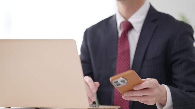 スマホを見るビジネスマン男性