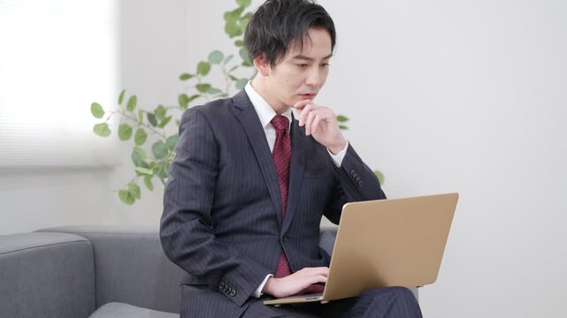 パソコンで仕事するビジネスマン男性