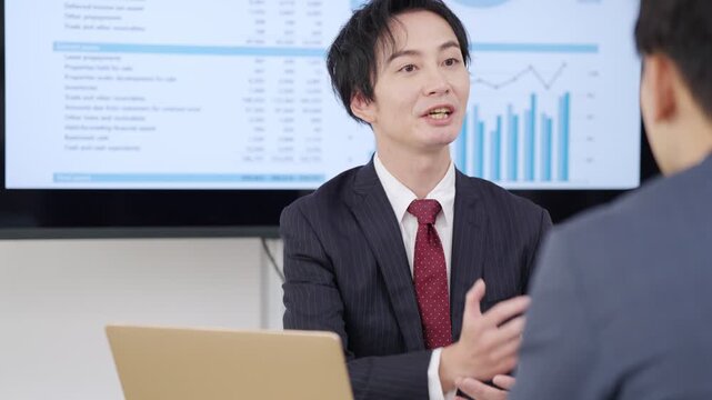 会議するビジネスマン