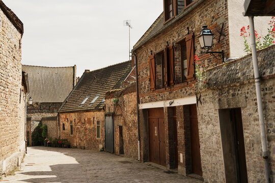 Rue du vieux Saint-Valery-sur-Somme dans les Hauts-de-France, parc naturel r&eacute;gional Baie de Somme en Picardie maritime