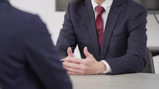 会議するビジネスマン