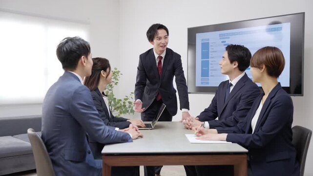 会議するビジネスマンたち