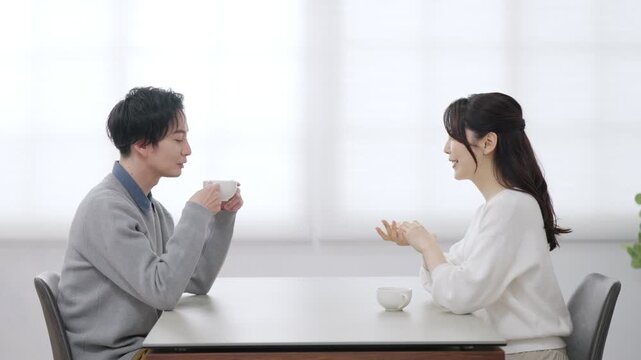 部屋で会話する夫婦・カップル