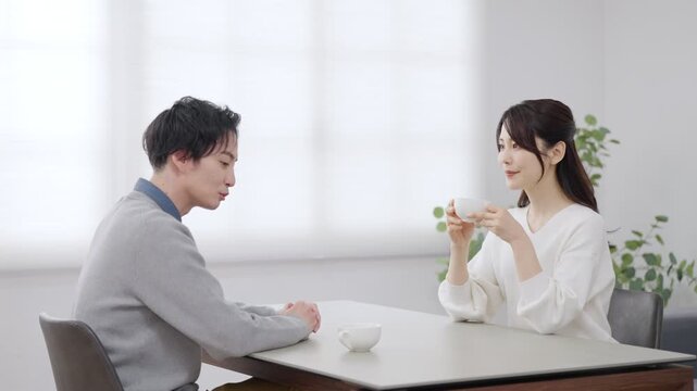 部屋で会話する夫婦・カップル