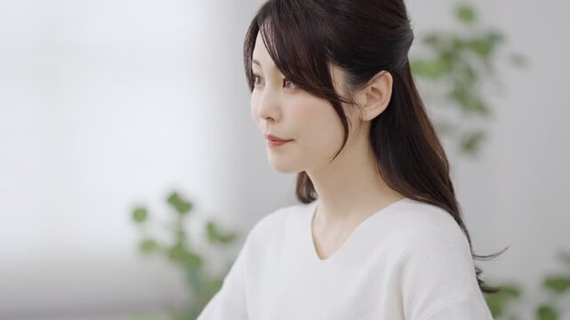 話す女性