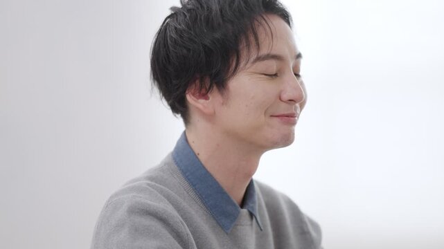 部屋で会話する男性