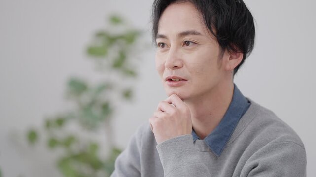 部屋で会話する男性