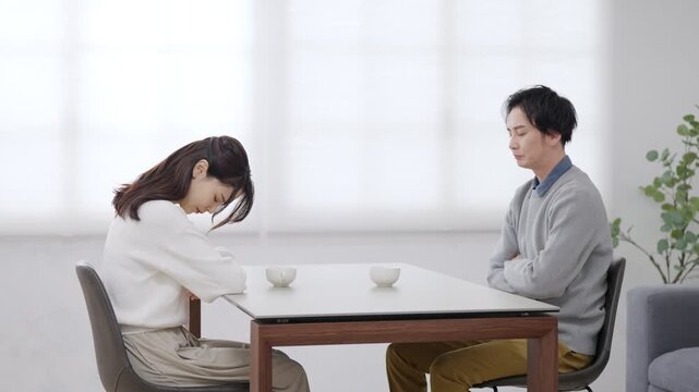 部屋で会話する夫婦・カップル