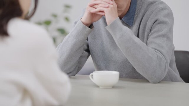 部屋で会話する夫婦・カップル