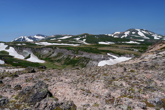 北海道大雪山 赤岳から白雲岳へ続く残雪の縦走路 夏の絶景