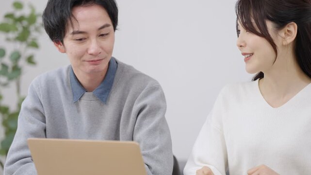 パソコンを見る夫婦・カップル