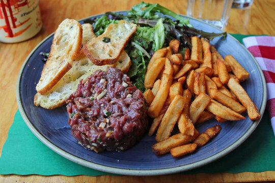 Beef tartare with fries and bread