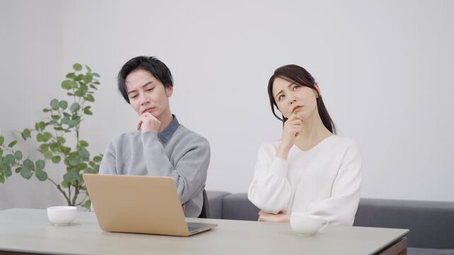 パソコンを見る夫婦・カップル