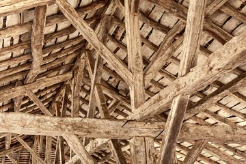 Close-up of oak beams heavily weathered to a silvery-grey patina. © Redzen