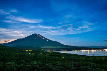 日本山梨パノラマ台からの山中湖と富士山 © Kazu8