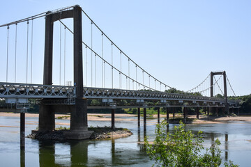 Fototapeta premium Pont enjambant la Loire, près de St florent le Viel. Vallée de Loire, France.