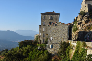 Naklejka premium Maison à Saterne, surplombant la montagne. Sartene, Corse, France. 