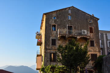 Fototapeta premium Vielle maison à Saterne, surplombant la montagne. Sartene, Corse, France. 