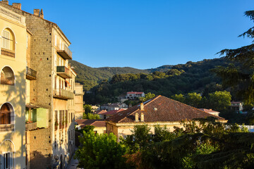 Fototapeta premium Maisons nichées dans la montagne. Sartene, Corse, France. 