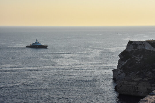 Yacht en fac ede Bonfacio. Bonifacio.  Corse - Ile de beaut&eacute; - France. 