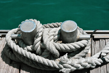 Fototapeta premium Corde sur ponton. Port de pêche d'Ajaccio. Ajaccio - ile de beauté - Corse - France. 