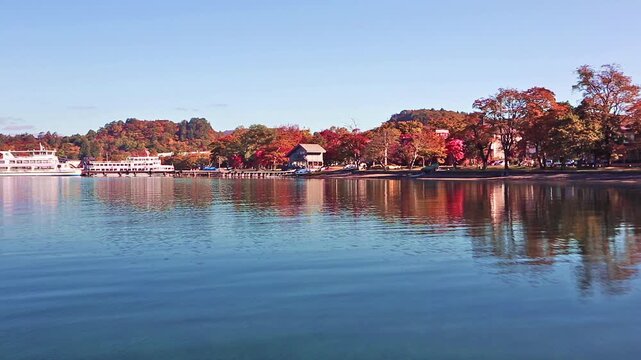 十和田湖湖上から見た湖畔の紅葉