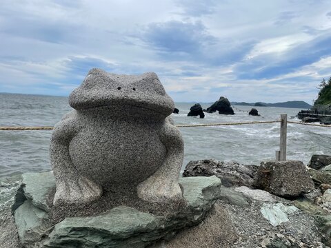 三重県二見浦の夫婦岩と蛙の奉献