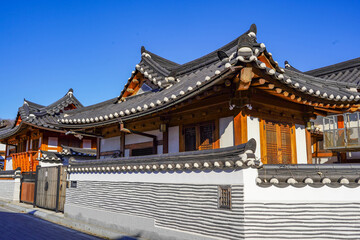 Obraz premium Bukchon Hanok Village in Seoul, South Korea. View of traditional wooden buildings.