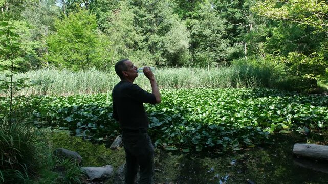 Regelm&auml;&szlig;iges Wasser trinken als Basis f&uuml;r die Gesundheit und Leistungsf&auml;higkeit bei Freizeit und Sport Aktivit&auml;ten