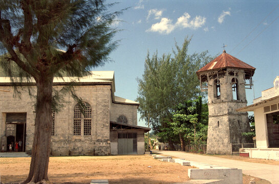 Kirche mit Wachturm von Dauis