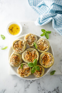 Baked artichoke with garlic crumbs