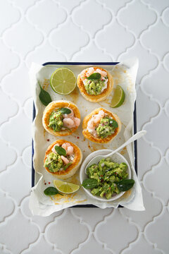 Puff pastry appetizer with shrimps and guacamole