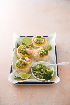 Puff pastry appetizer with shrimps and guacamole