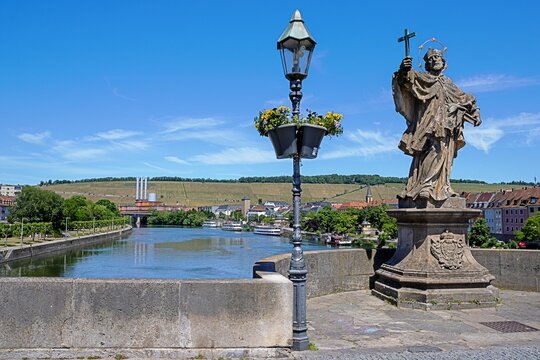 w&uuml;rzburg, deutschland - alte mainbr&uuml;cke mit johannes von nepomuk