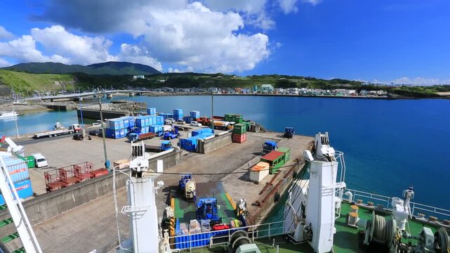 亀徳港の荷役風景
