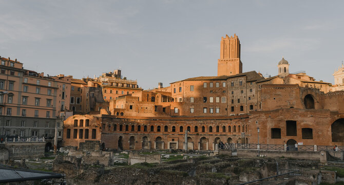 Ruinas del Mercado de Trajano en Roma iluminadas por la c&aacute;lida luz del atardecer, destacando la antigua mamposter&iacute;a