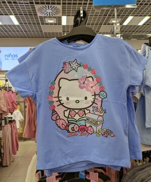 Camiseta de manga corta con estampado de Hello Kitty en versi&oacute;n sirena, rodeada de elementos marinos. Tienda Pepco, Madrid, Espa&ntilde;a, 29 de mayo de 2026