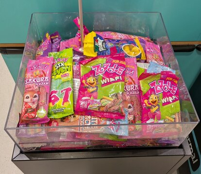 Coloridos paquetes de varios tipos de caramelos y chucher&iacute;as Zozole, en expositor de un supermercado Normal de Madrid, Espa&ntilde;a, 29 de mayo de 2026