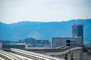 大阪モノレール車両が高架軌道を走る都市風景 © 洋 奥山