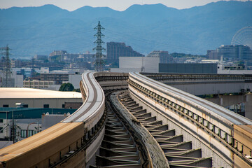 大阪モノレールの軌道が都市の上をカーブする風景 © 洋 奥山