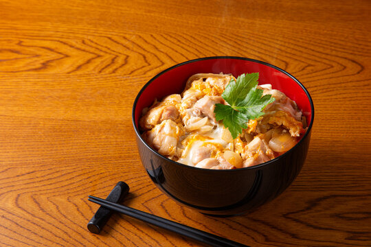 三つ葉ののった親子丼