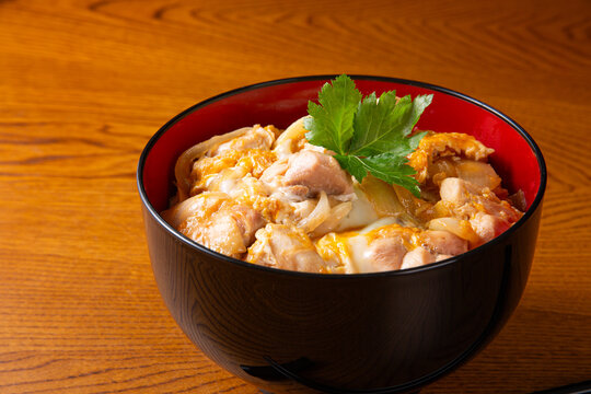 三つ葉ののった親子丼