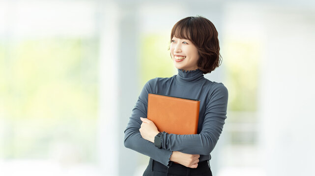 バインダーを持つビジネスウーマン, Businesswoman Holding a Binder