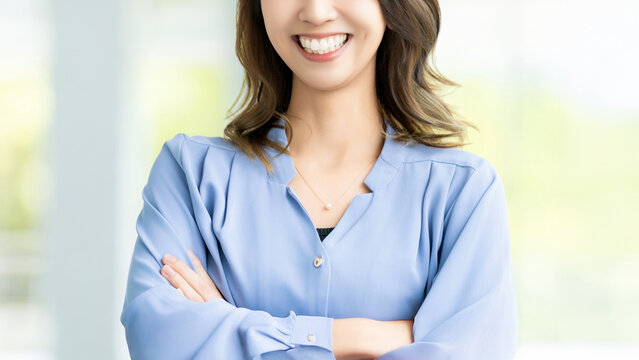 腕組みをする笑顔の女性・ビジネスウーマン, Smiling Businesswoman with Arms Crossed