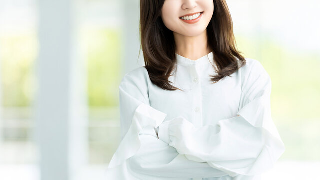 腕組みをする笑顔の女性・ビジネスウーマン, Smiling Businesswoman with Arms Crossed