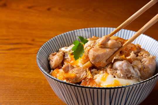 親子丼を箸を使って食べる