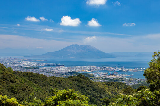 指宿スカイランの須々原展望台から望む鹿児島市街地と桜島の広角風景