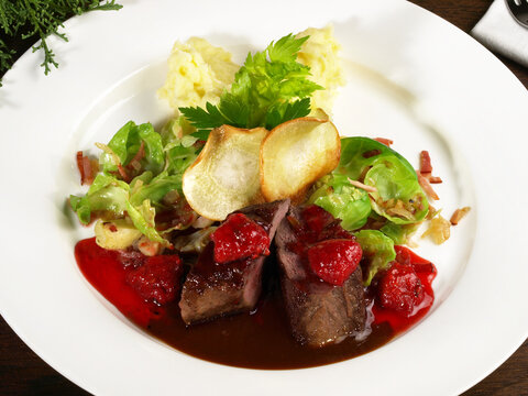 Rehr&uuml;cken mit Rosenkohl und Kartoffelp&uuml;ree
